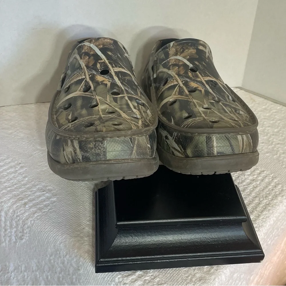 CROCS Camouflage Slip-On Loafers~ Size 8 M~‎ Hunting and Outdoors